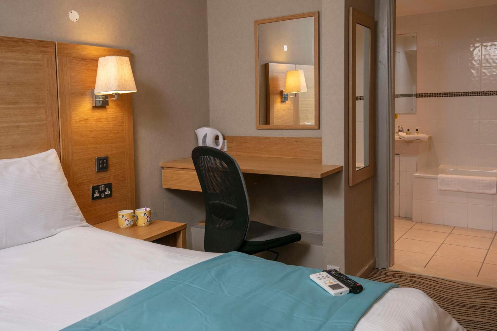 Best Western Heath Court Hotel نيوماركت المظهر الخارجي الصورة